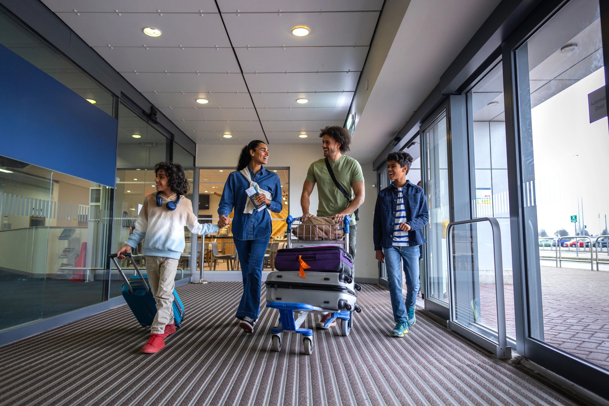 Familia viajando con equipaje en un aeropuerto internacional